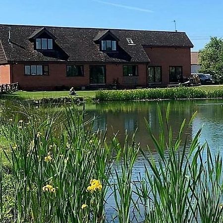 Bransford Farm Fishery & B & B ภายนอก รูปภาพ